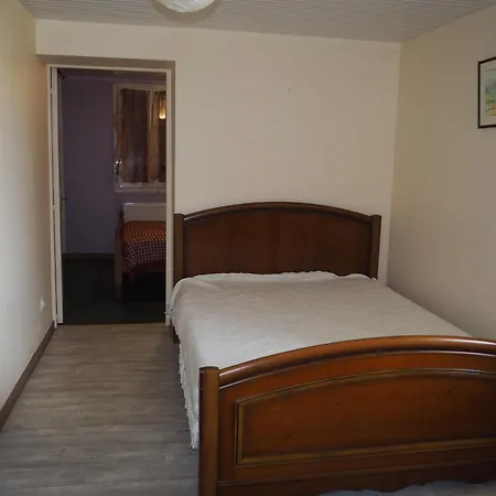 בית נופש La Maison De L'ormeau מונטובן